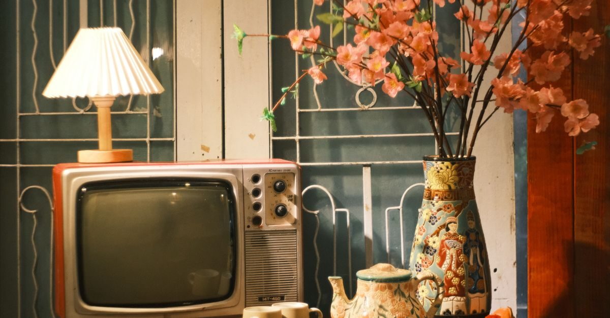 마이크 방향(지향성)·노이즈 감소가 “TV 소리”를 줄이고 있진 않은지